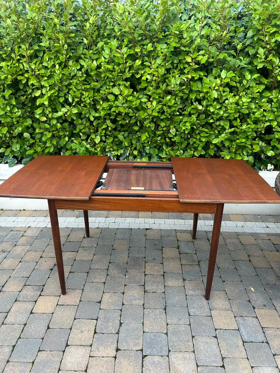 Greaves and Thomas extendable dining table - Image 2