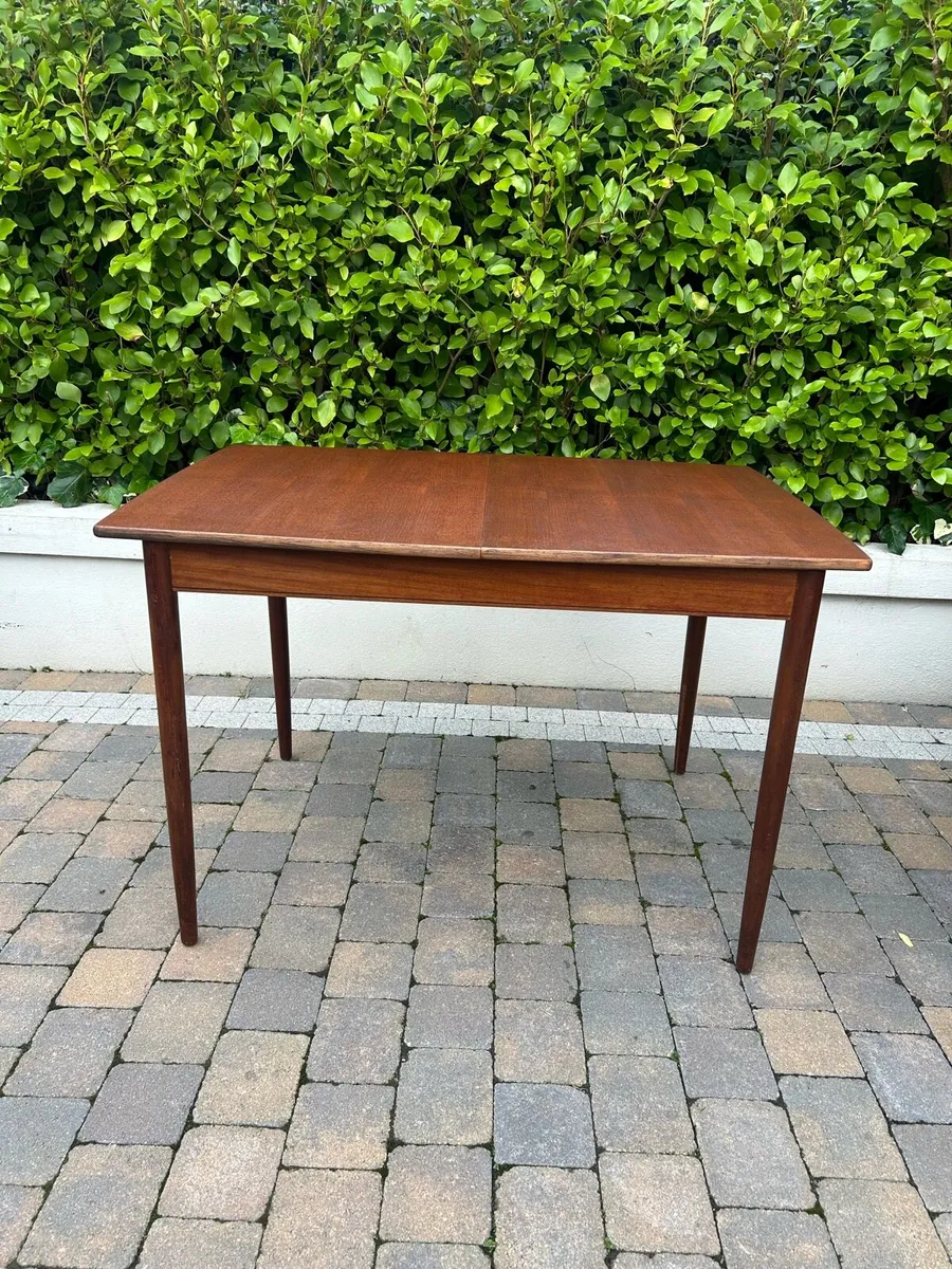 Greaves and Thomas extendable dining table - Image 1