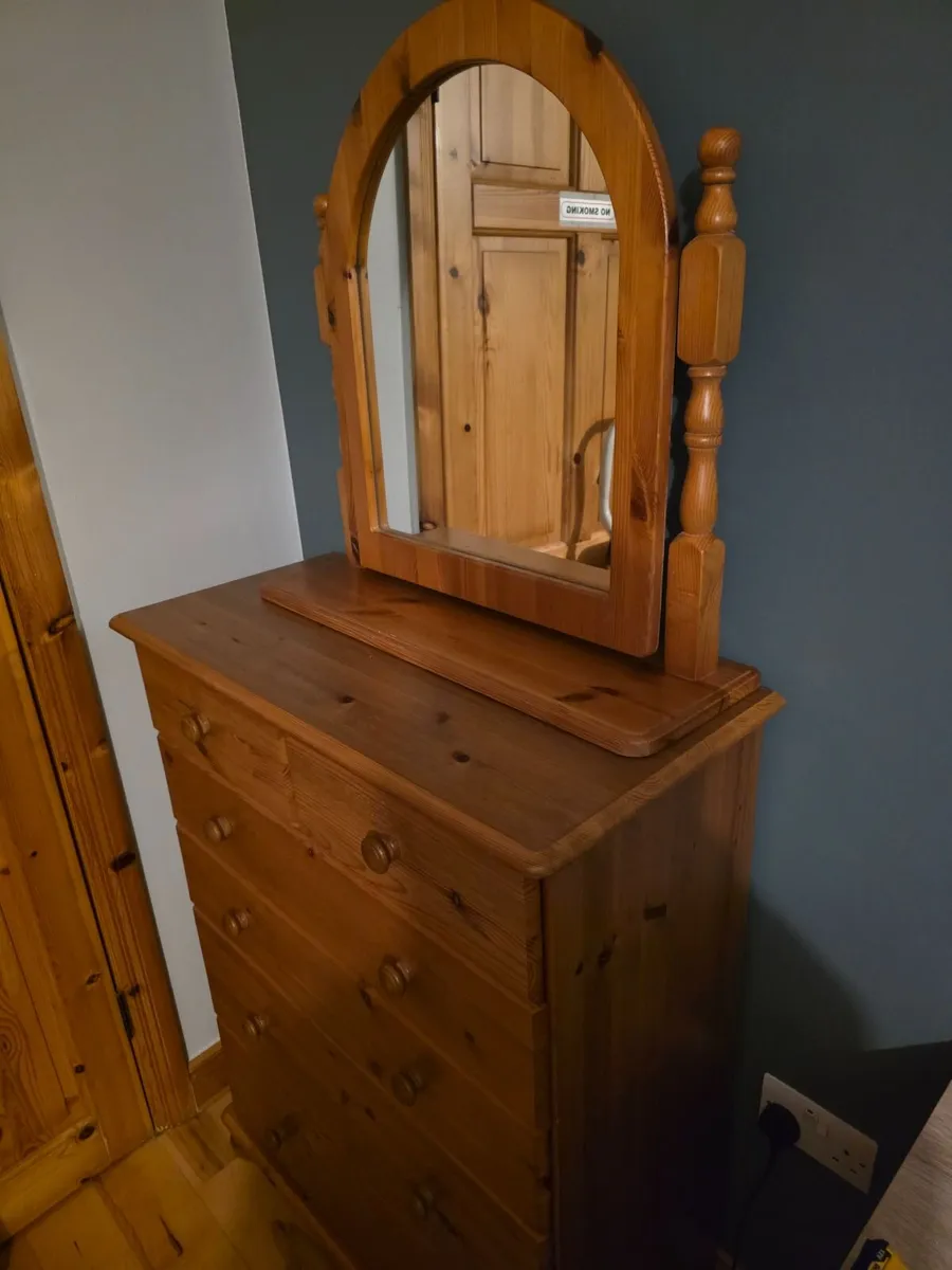 Chest of drawers and matching mirror - Image 1