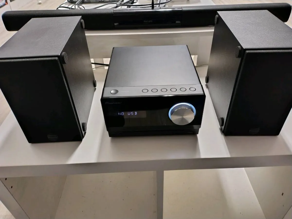 Pioneer stereo system - Image 1