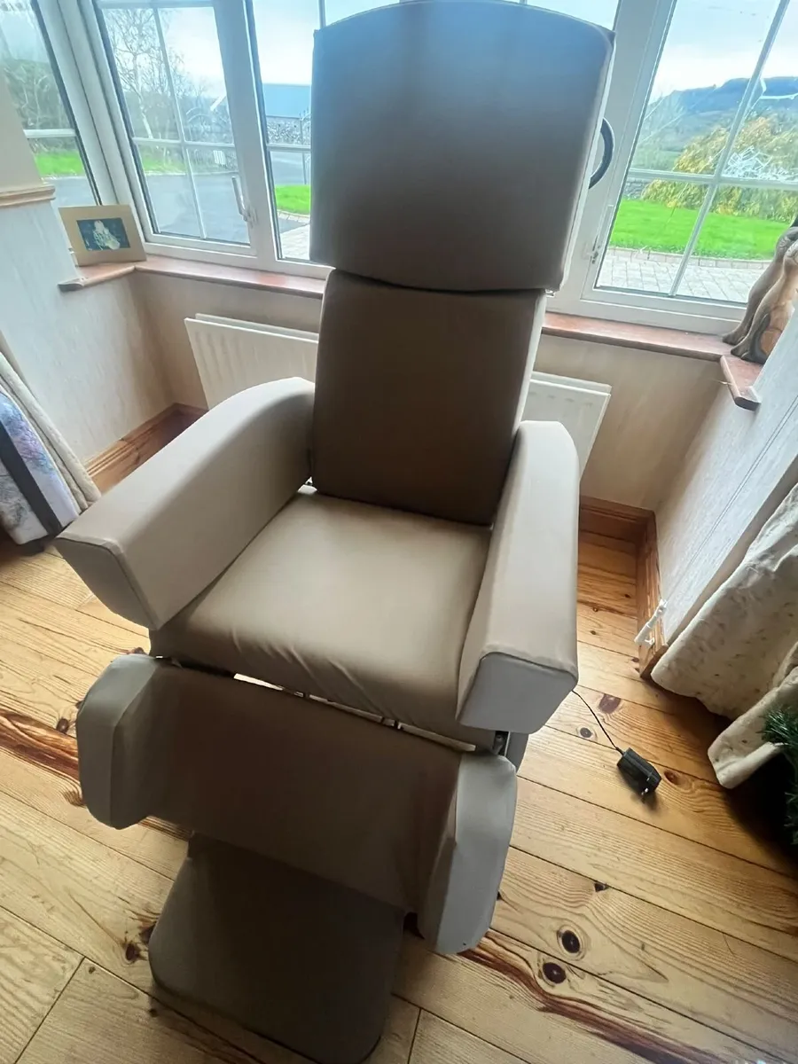 Recliner mobility chair - Image 4