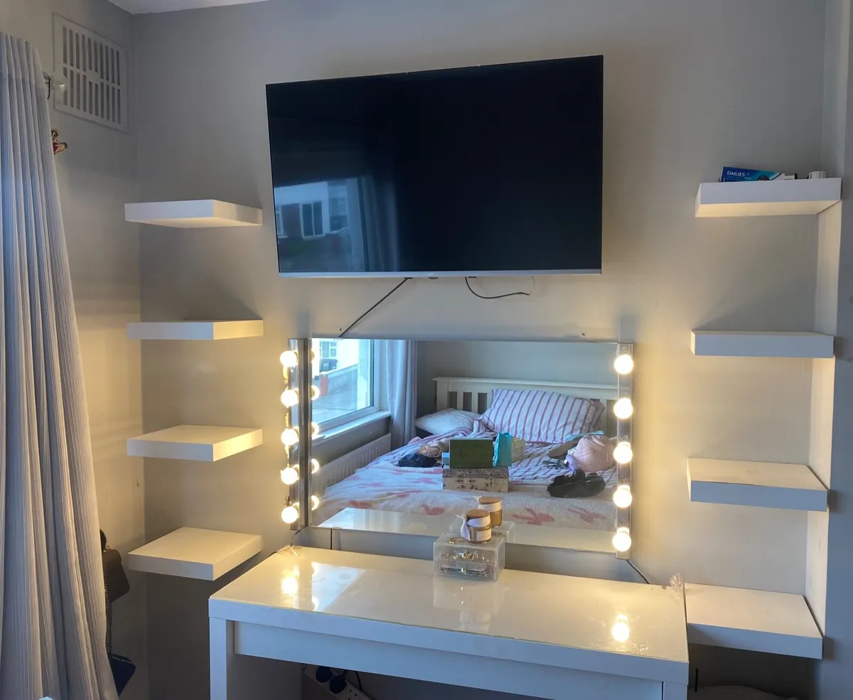 Vanity area set up - Image 1