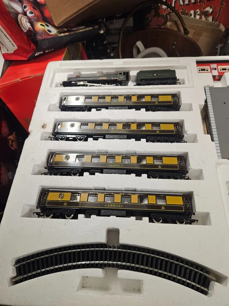 Hornby Silver Jubilee Pullman Train Set - Image 4