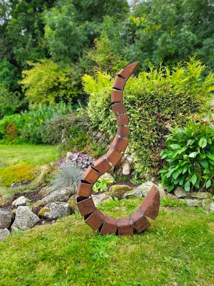 Rustic outdoor sculpture - Image 1