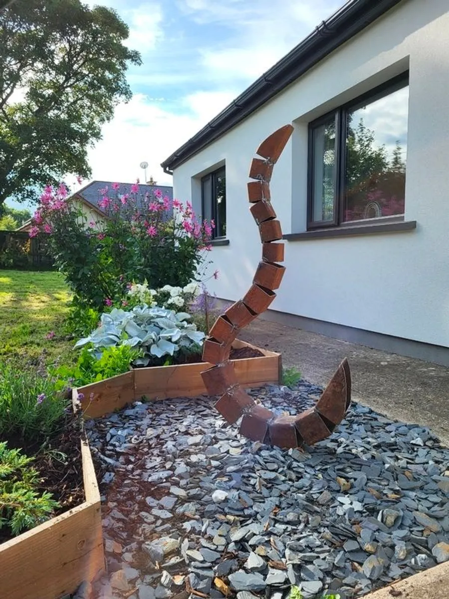 Rustic outdoor sculpture - Image 3
