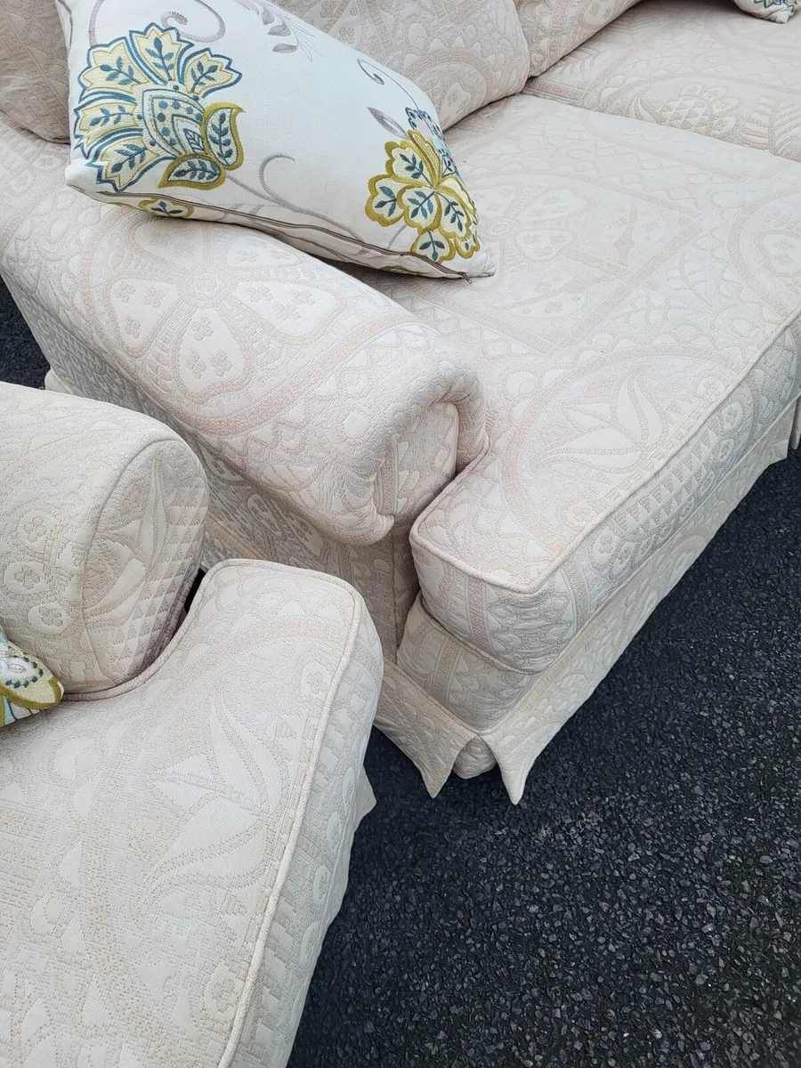3+2 seater sofas - Image 4
