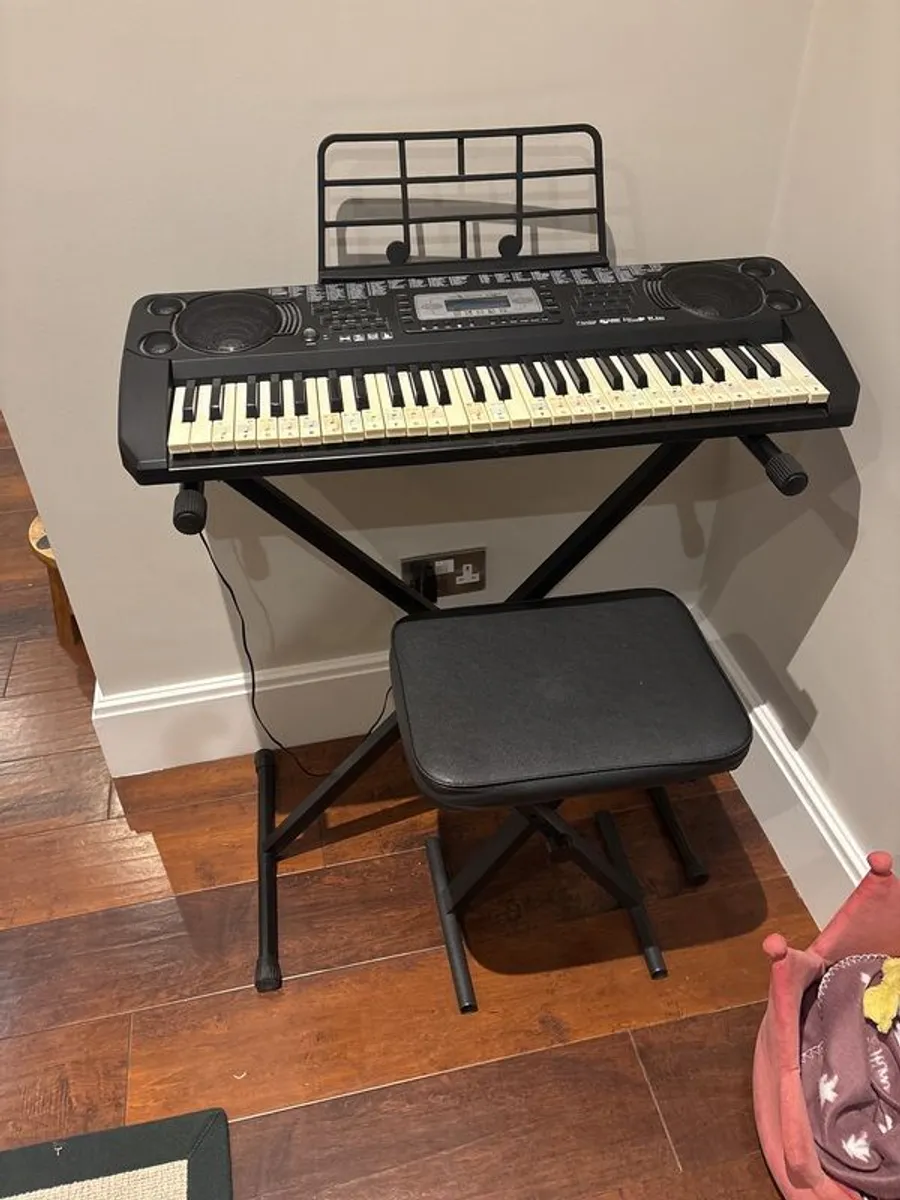 keyboard and stool - Image 1