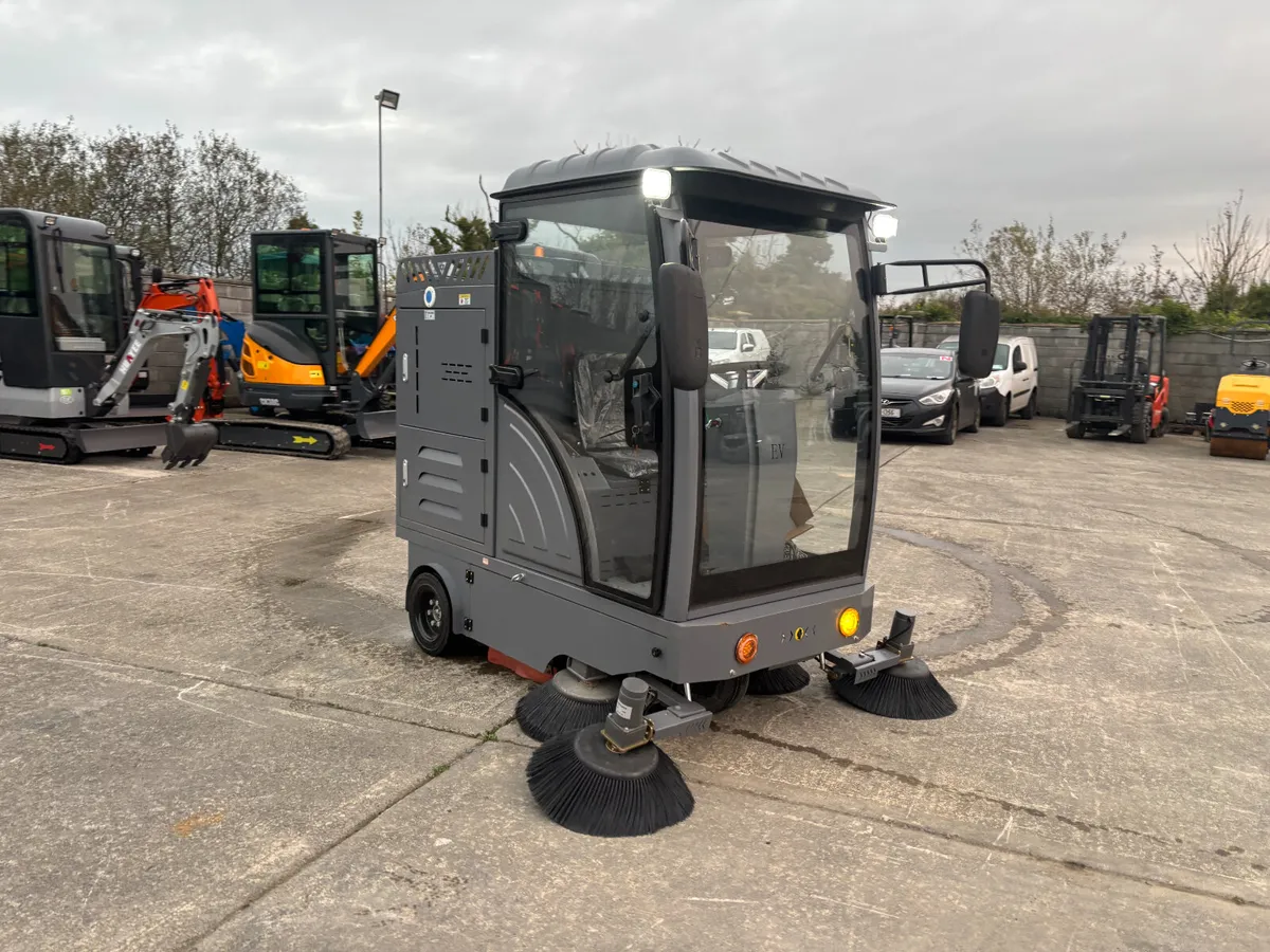 NEW S19 ELECTRIC ROAD SWEEPER - Image 2