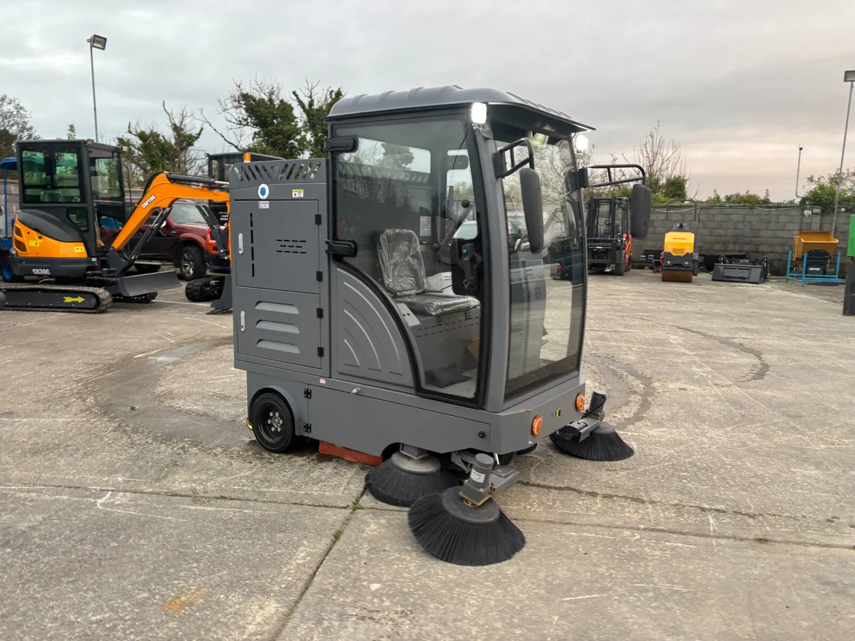 NEW S19 ELECTRIC ROAD SWEEPER - Image 3