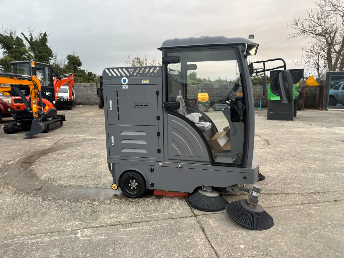 NEW S19 ELECTRIC ROAD SWEEPER - Image 4