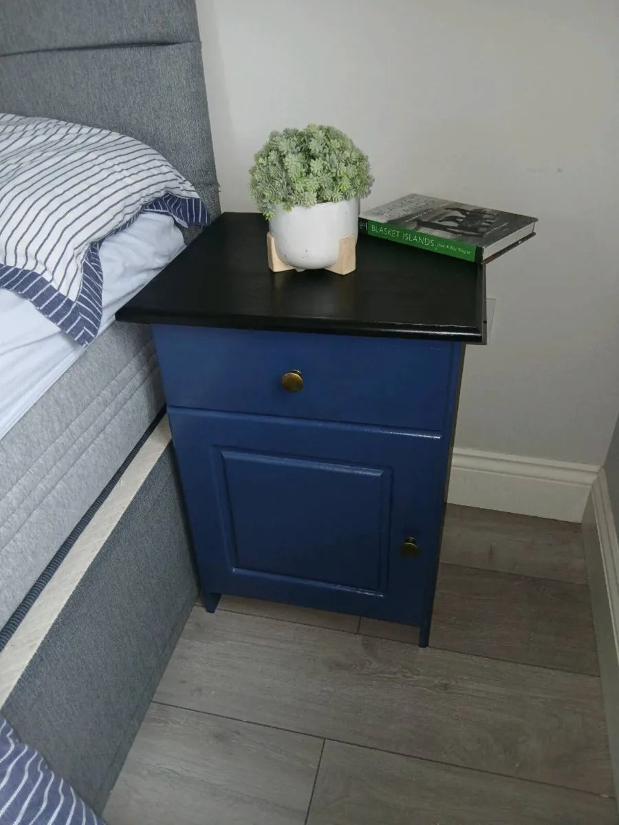 2 x bedside lockers - Image 1