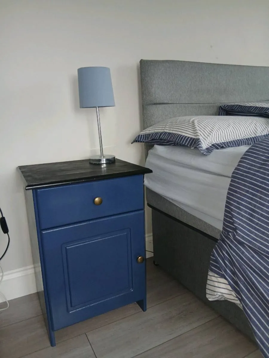 2 x bedside lockers - Image 2