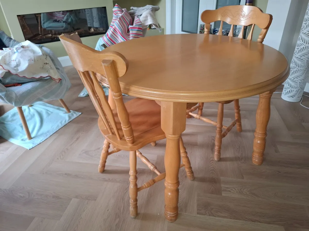 Table and  4 chairs - Image 1