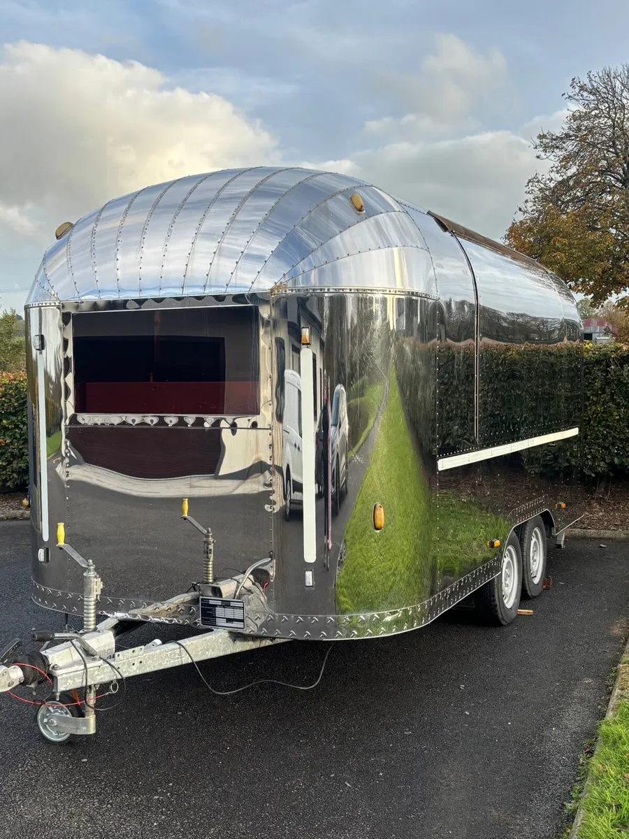 AIRSTREAM STYLE CATERING TRAILER FULL - Image 1
