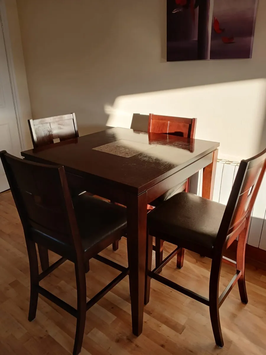 Table and chairs - Image 1