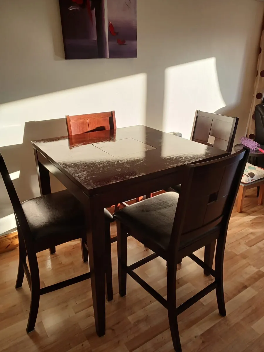 Table and chairs - Image 2