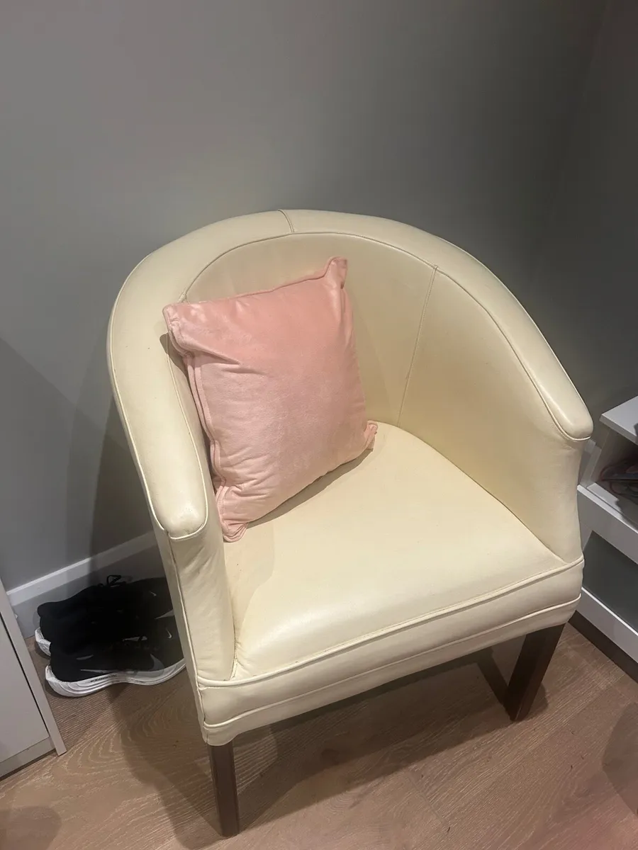 Two cream leather chairs great condition - Image 1