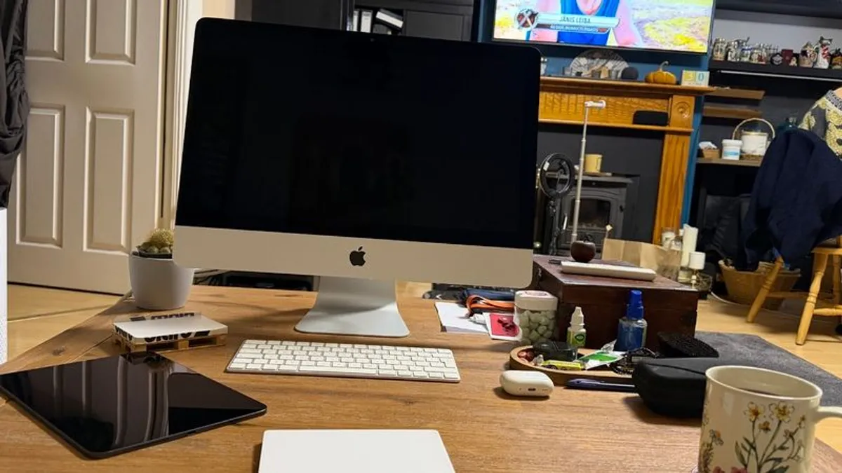 Apple iMac 21.5 Retina 4K 2017 - Image 1