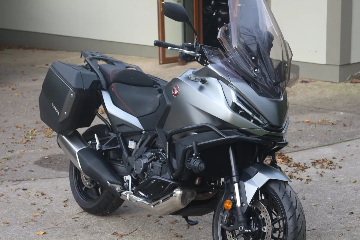 2024 Honda NT1100 DCT.    MINT - Image 3