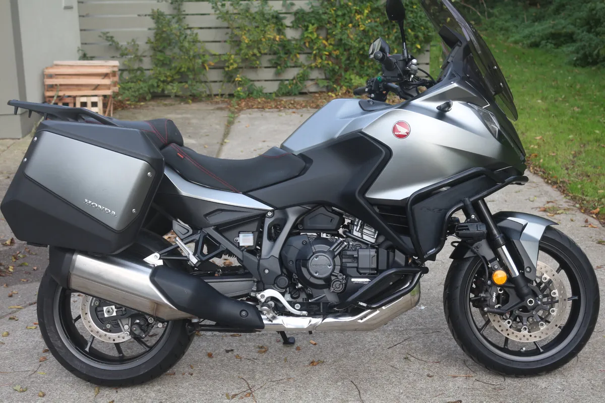 2024 Honda NT1100 DCT.    MINT - Image 4