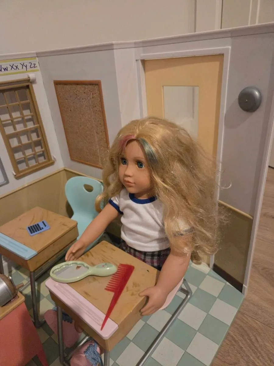 Dolls classroom - Image 3