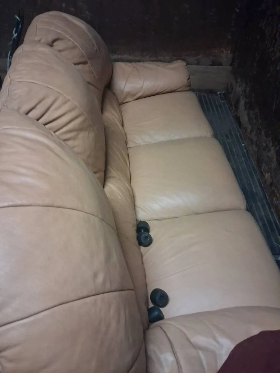 3 seater leather couch - Image 1