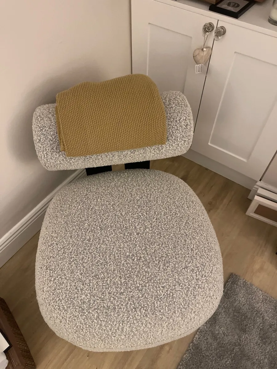 Accent chair - Image 1