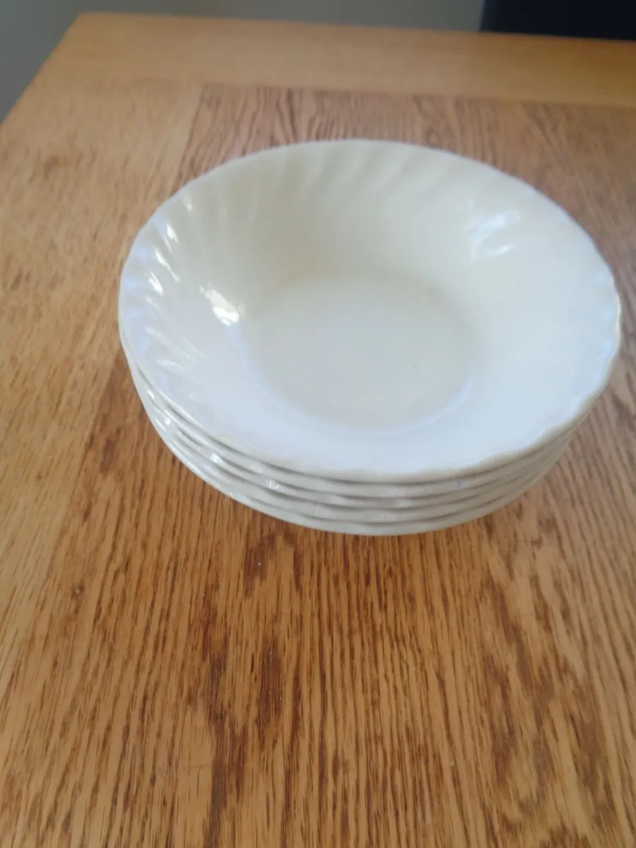 White Desert/Soup Dishes x 5 for Sale - Image 1