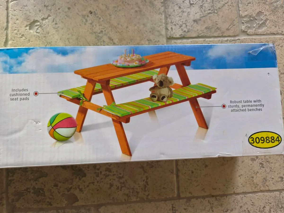 Childrens picnic bench - Image 2