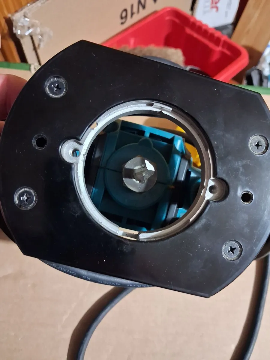 Makita router 110 volt. - Image 4