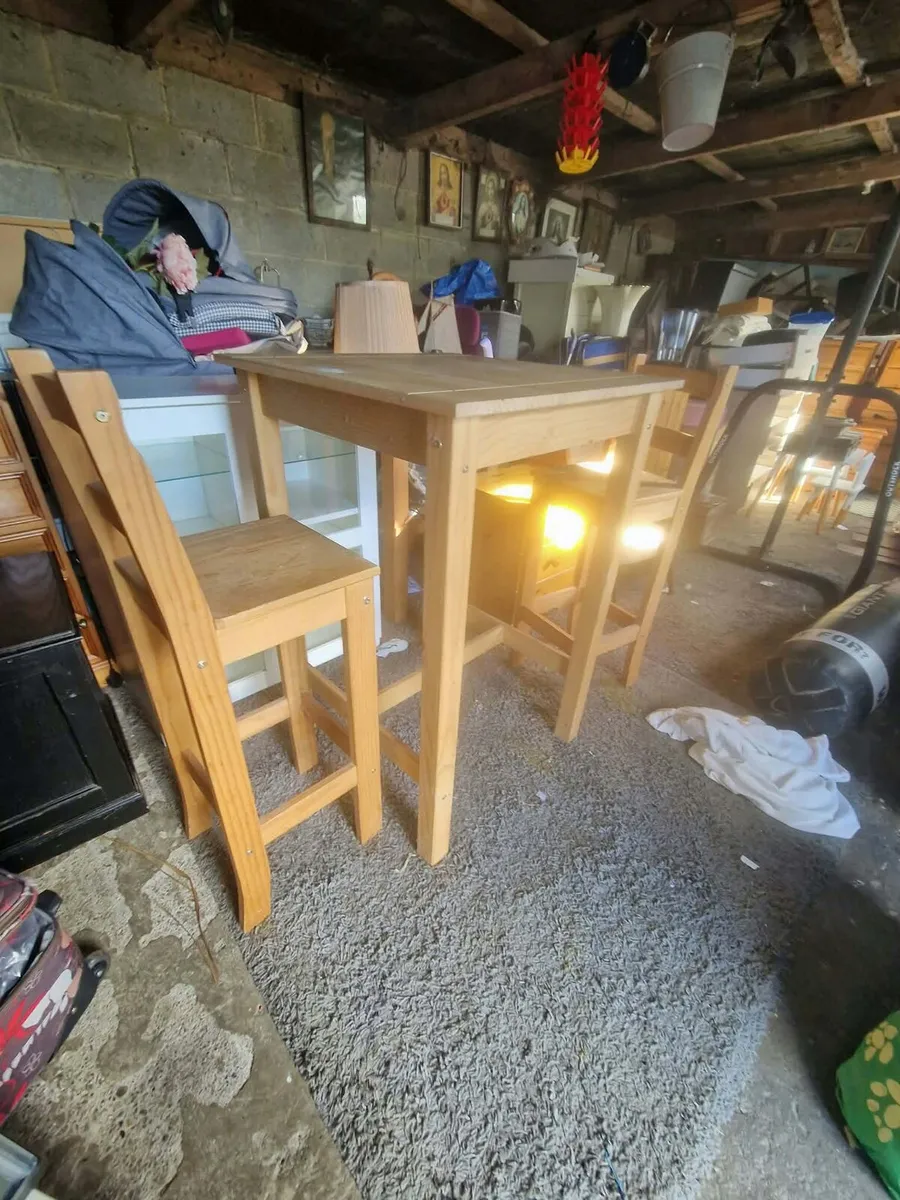 Table and chairs - Image 2