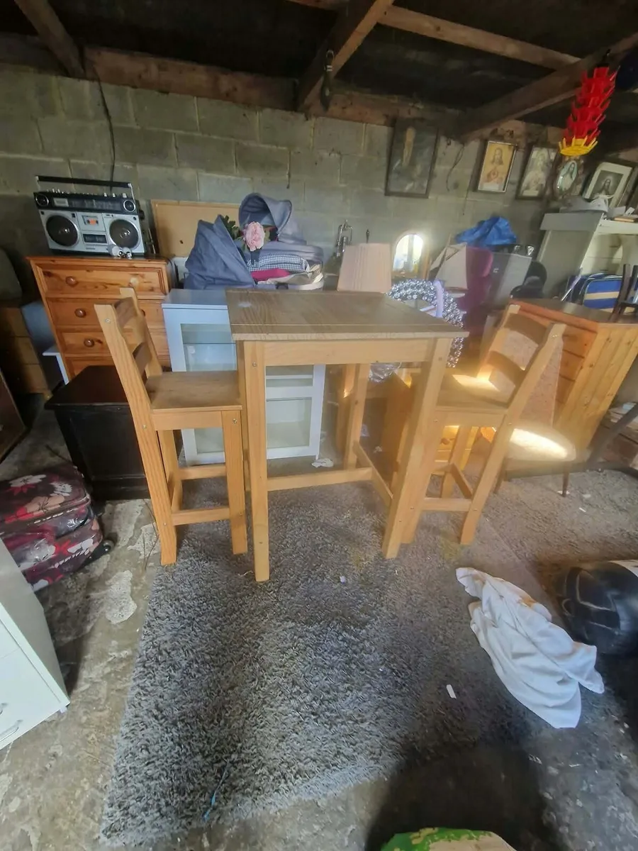 Table and chairs - Image 1