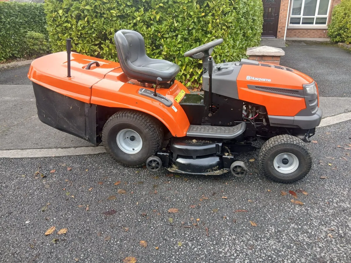 Ride on lawnmower - Image 1