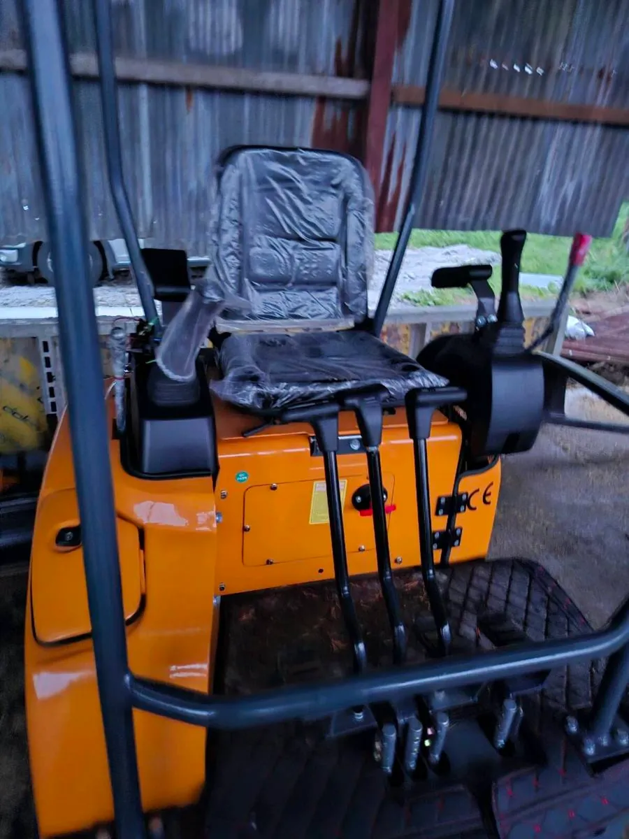 NEW 1.6 TONNE MINI DIGGER - Image 3