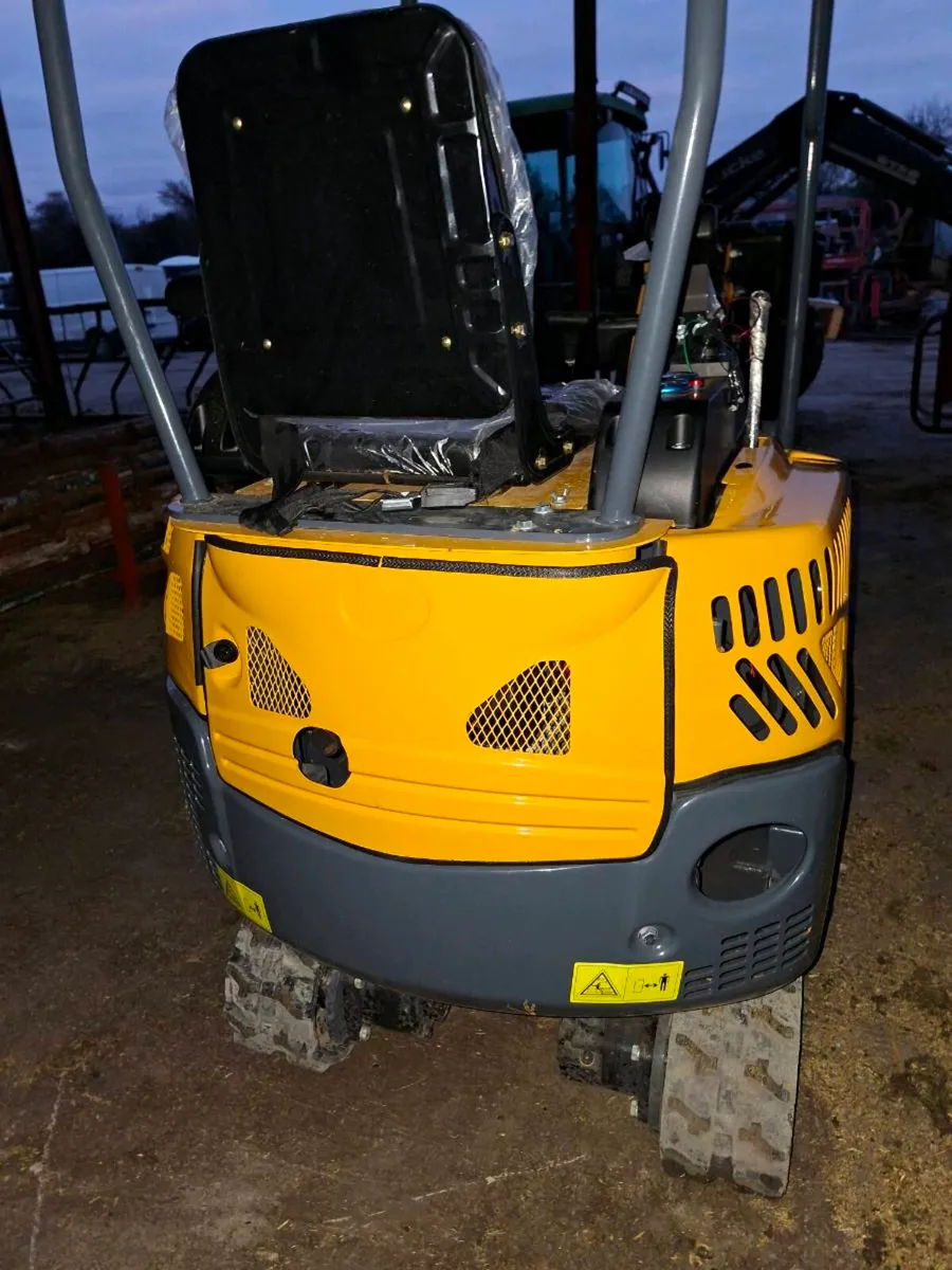 NEW 1.6 TONNE MINI DIGGER - Image 4