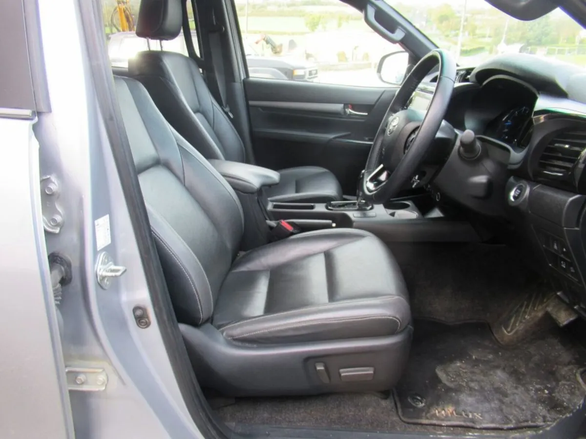 2.8 D-4D Invincible X Pickup Double Cab 4dr Diesel - Image 3