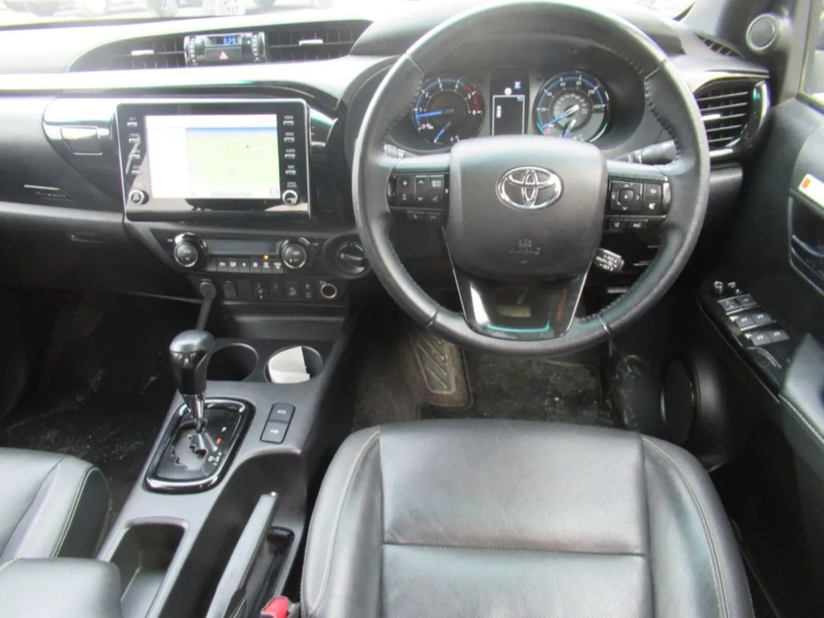 2.8 D-4D Invincible X Pickup Double Cab 4dr Diesel - Image 4