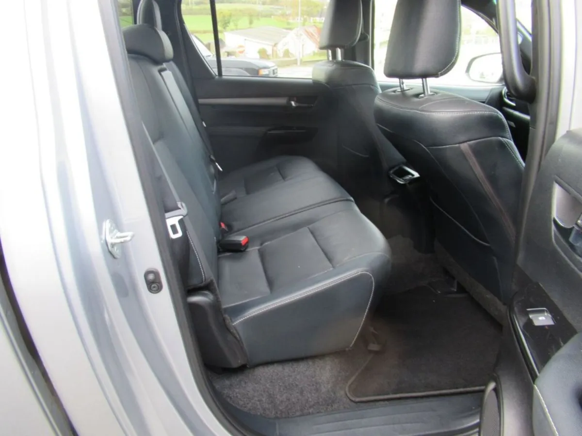 2.8 D-4D Invincible X Pickup Double Cab 4dr Diesel - Image 3