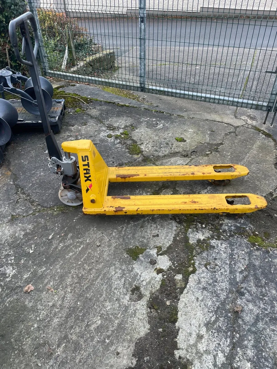 Pallet truck - Image 1