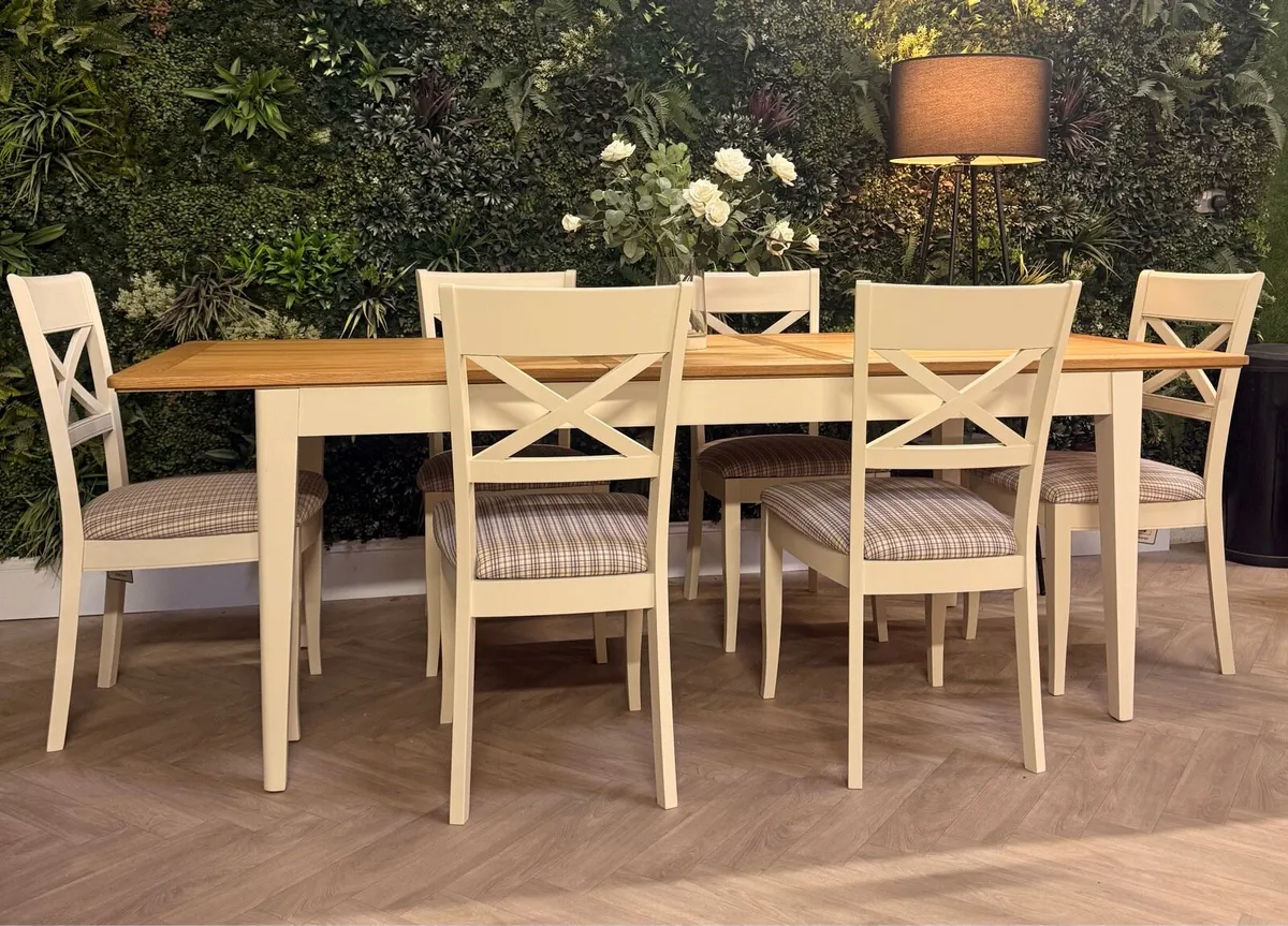 Extending oak dining table with 6 chairs *New c - Image 1