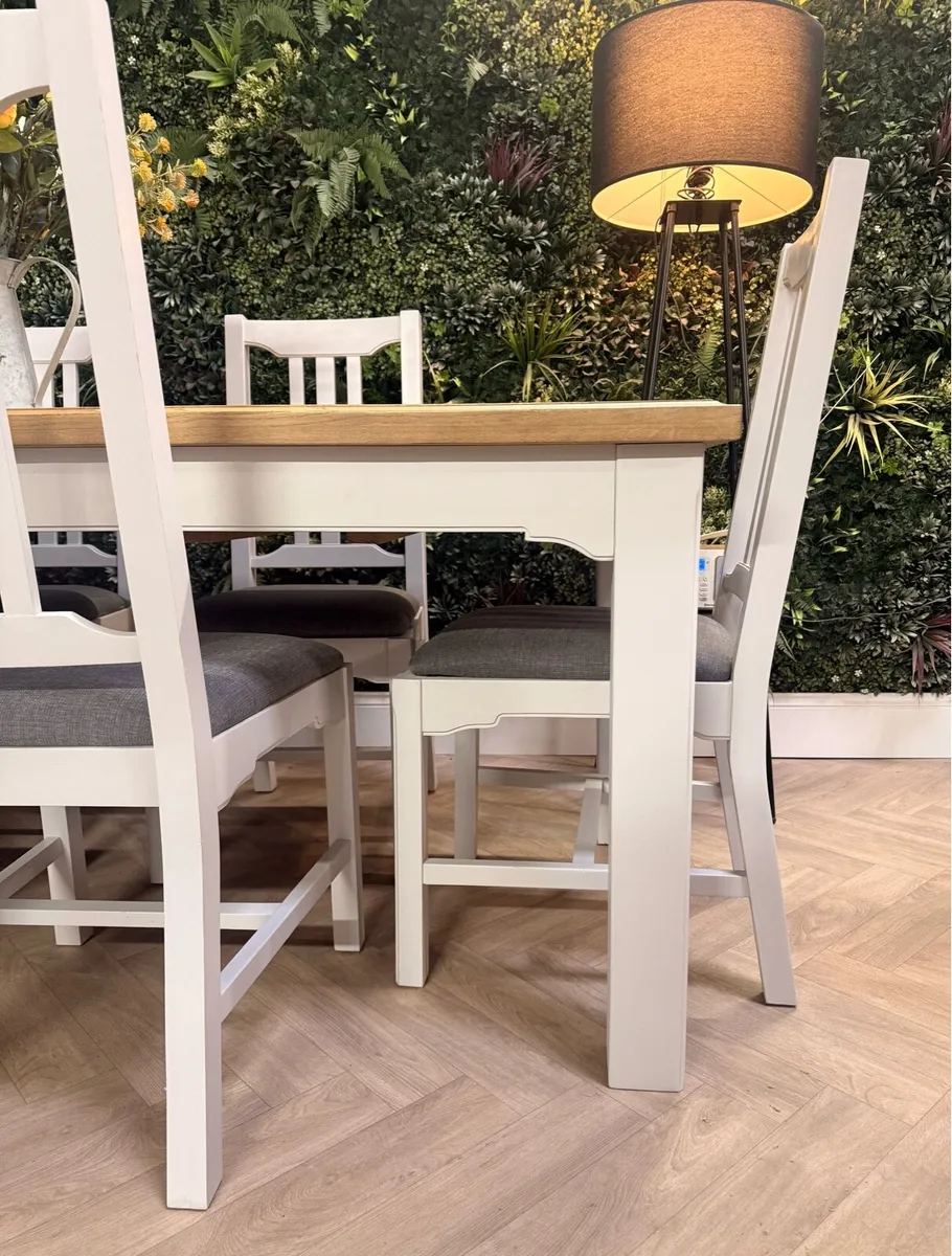Loire extending oak dining table with 6 chairs - Image 4