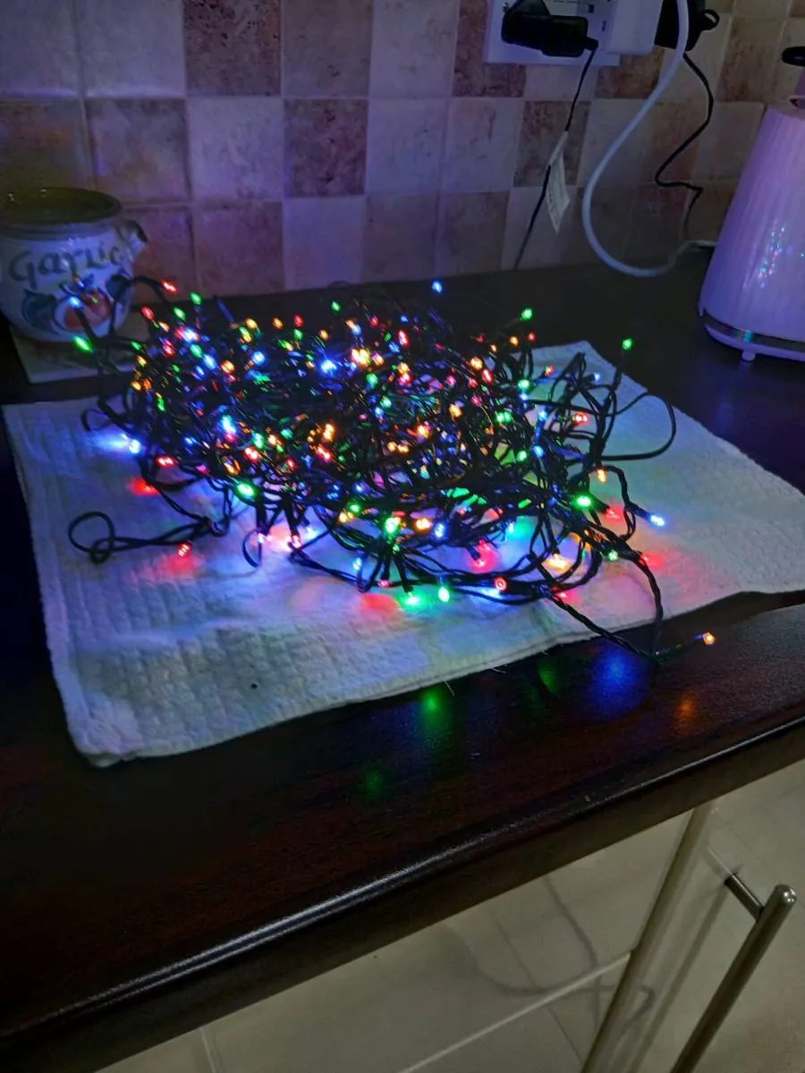 7 FOOT CHRISTMAS TREE  + 300 LIGHTS - Image 3
