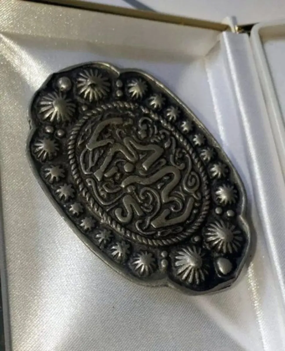 Pristine Vintage Ornate Silver Belt Buckle - Image 4