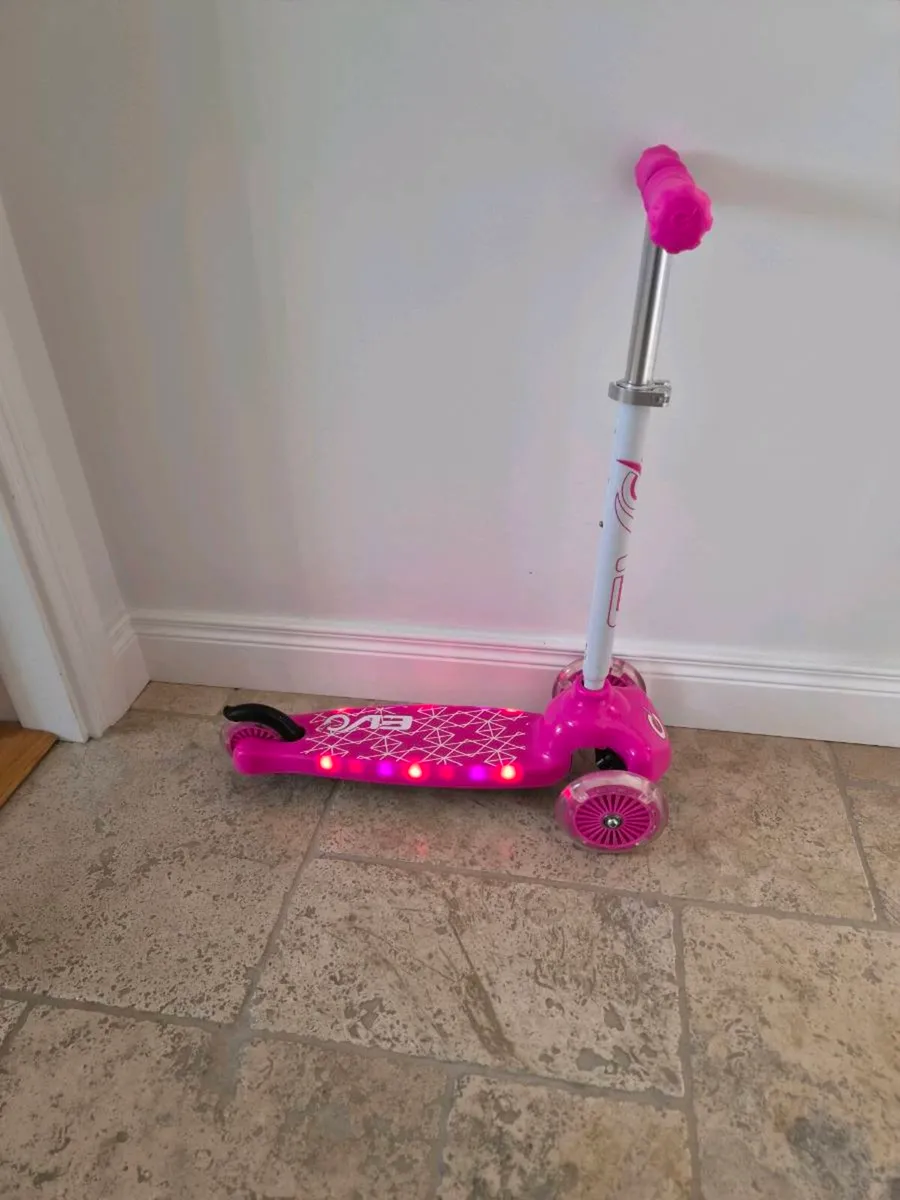 Pink 3 wheel light up scooter - Image 1