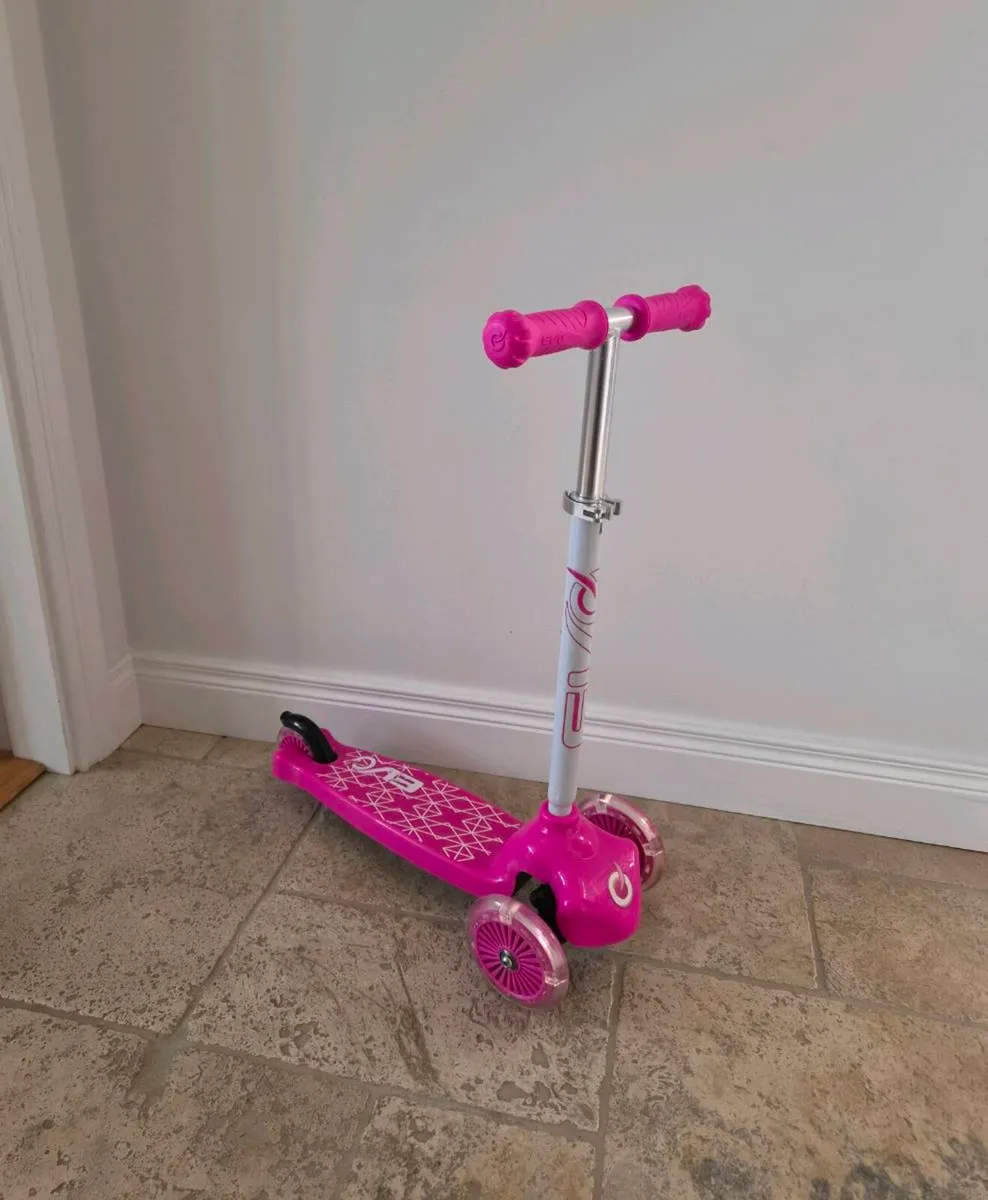 Pink 3 wheel light up scooter - Image 2