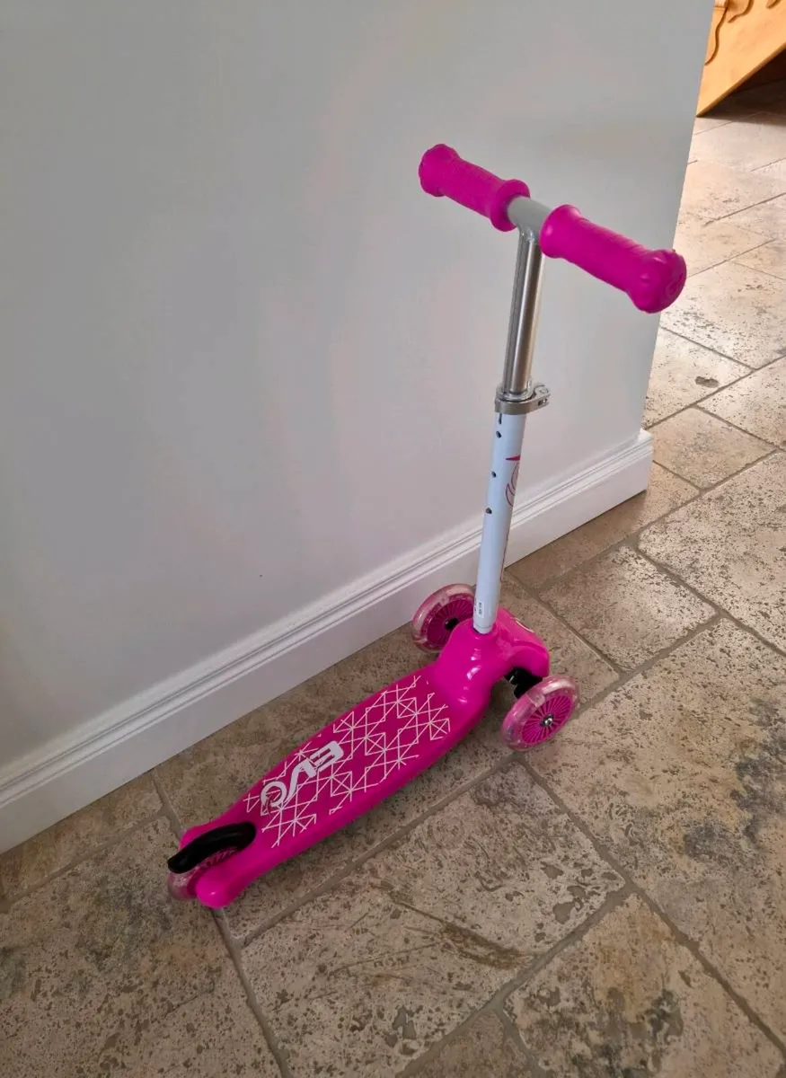 Pink 3 wheel light up scooter - Image 3