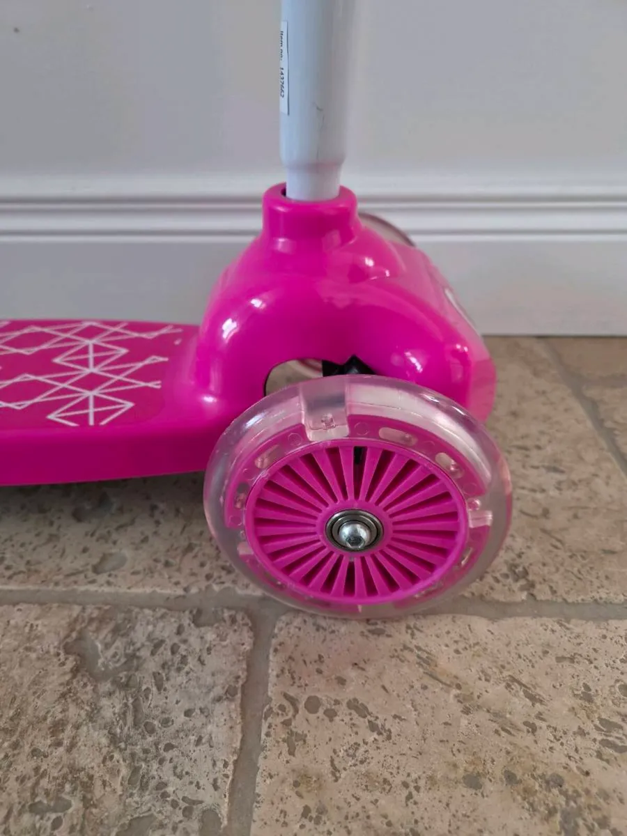 Pink 3 wheel light up scooter - Image 4