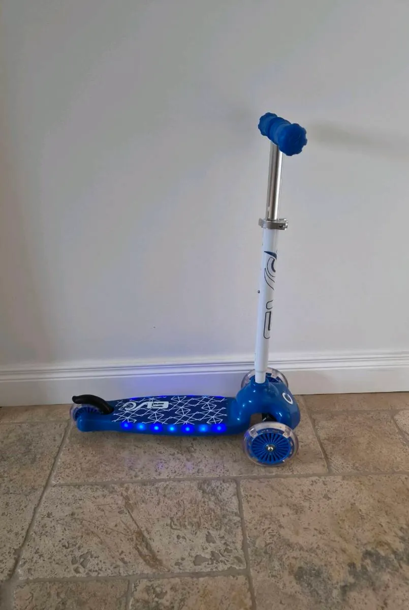 Blue light up 3 wheel scooter - Image 1