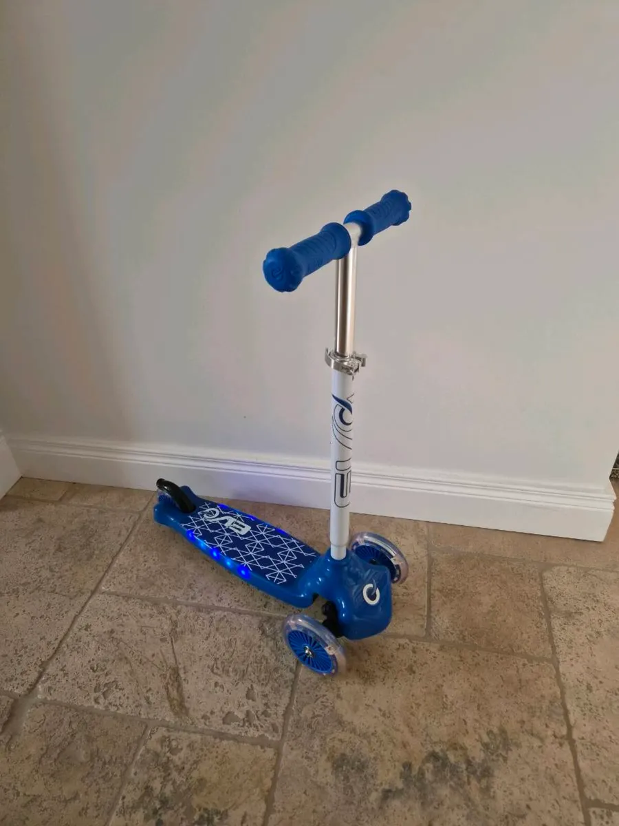 Blue light up 3 wheel scooter - Image 2
