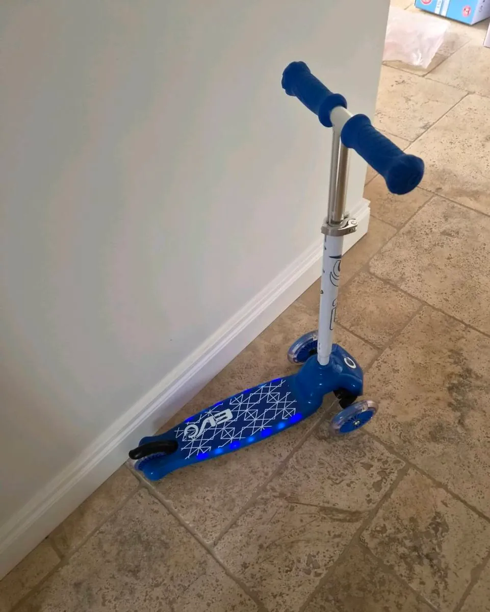 Blue light up 3 wheel scooter - Image 3